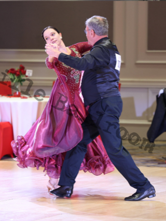 Pair of dancers dancing