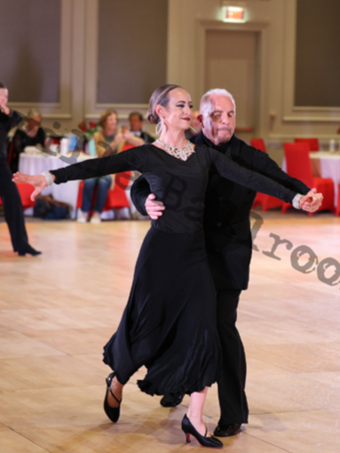 Pair of dancers dancing