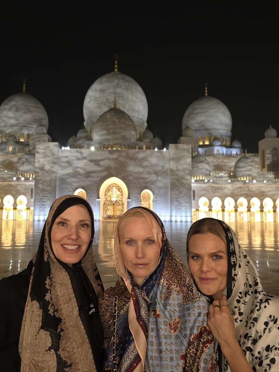 3 ladies in front of the Mosque