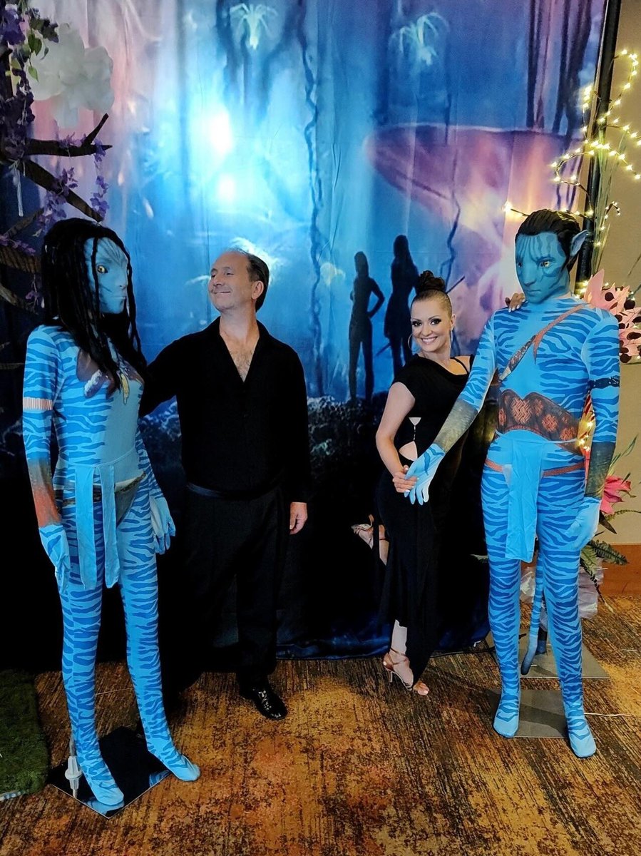 2 performers with avatar decors
