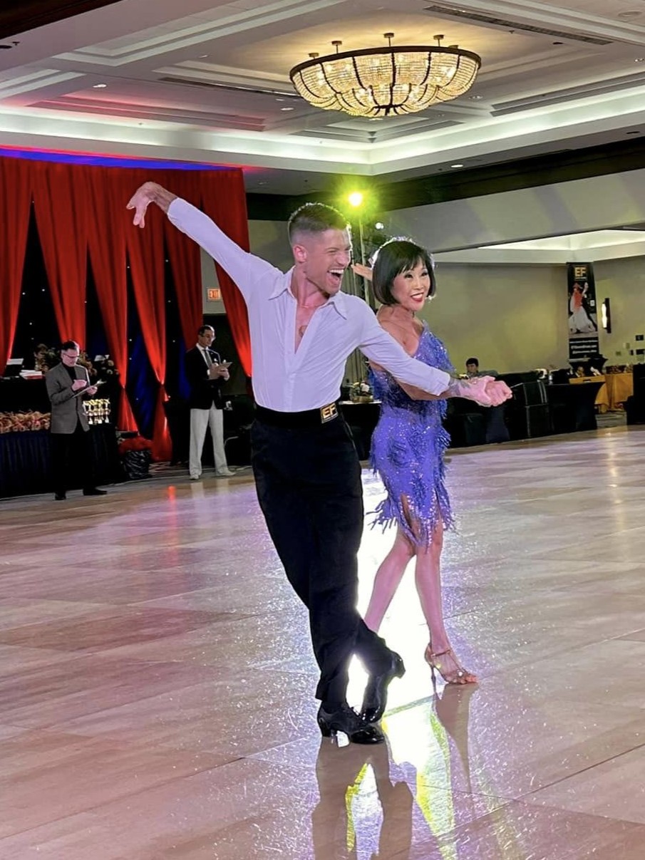 2 Dancers dancing